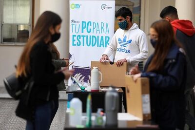Estudiantes de la UNLP recibieron tablets y notebooks