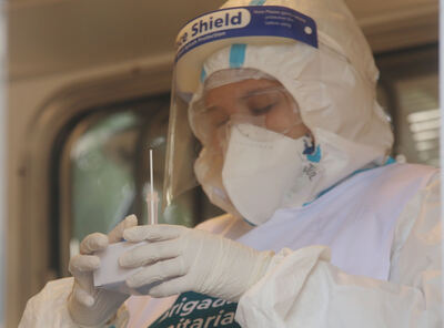 Testeos y concientización a vecinos de Los Hornos para prevenir contagios por coronavirus