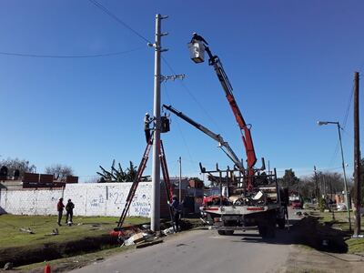 EDELAP continúa avanzando con el plan de colocación de nuevas columnas de hormigón en los tendidos eléctricos troncales