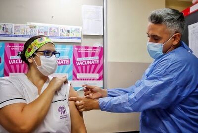 Habilitan la vacuna libre contra el Covid para para mayores de 55 años