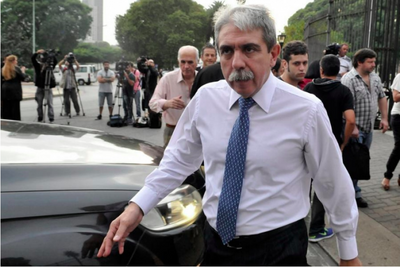 Denuncian a Aníbal Fernández ante la oficina anticorrupción por la intimidación a Nik en Twitter