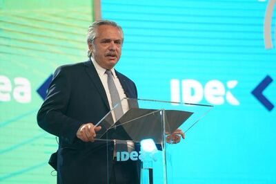 Alberto Fernández firmó el decreto para convertir los planes sociales en empleo genuino