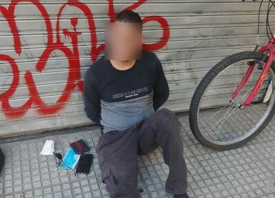 Detienen a un joven que intentó robar objetos de vehículos estacionados en Caballito