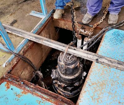 Necochea: Se reemplazó la electrobomba en la planta de bombeo cloacal de la Terminal