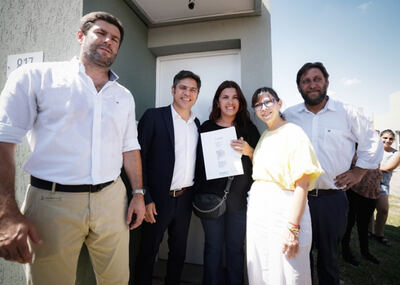 Kicillof entregó viviendas a familias de Tandil y Ayacucho