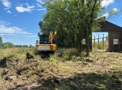 Olavarría: Desplegan trabajos de limpieza en Villa Aurora y en un predio fabril abandonado