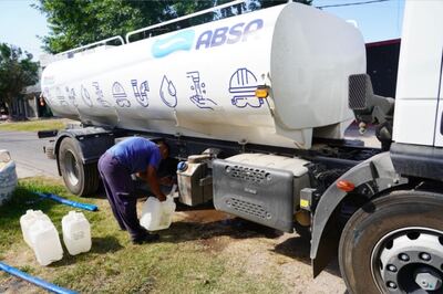 La Plata: La Municipalidad y ABSA repartieron más de 40 mil litros de agua en San Carlos y Romero