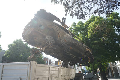 La Plata: Continúa la remoción de autos abandonados en el casco urbano y los barrios