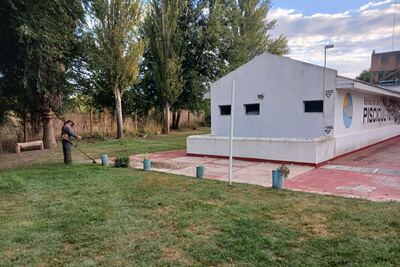 Necochea: Cuadrillas municipales realizan un amplio operativo de mantenimiento en espacios públicos