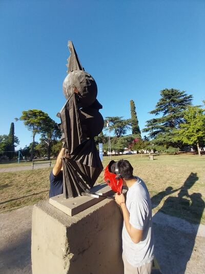 Trenque Lauquen: Restauran una escultura de la Plaza Francia tras un acto de vandalismo