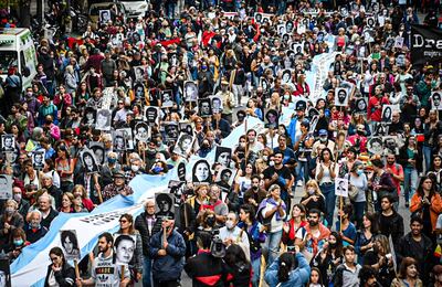 Día de la Memoria: Masiva movilización a Plaza de Mayo en un clima de fuerte tensión política