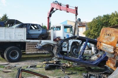 La Plata: Retiraron 37 autos abandonados en una plaza de Tolosa