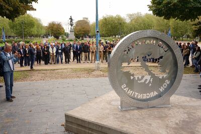 Necochea: Presentaron el Monumento Malvinas Argentinas y se depositaron ofrendas florales en la Plaza Dardo Rocha