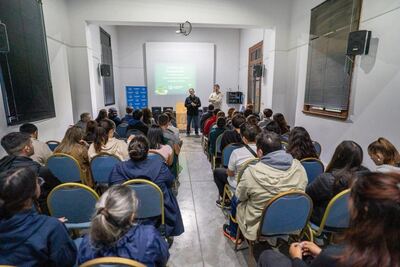 Olavarría: Más de 50 personas participaron del taller de compostaje y lombricultura, en el Día de la Tierra