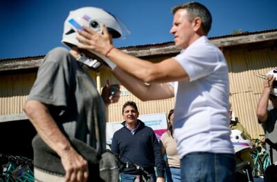 Roque Pérez: La Provincia refuerza la seguridad vial con cascos, bicicletas y alcoholímetros