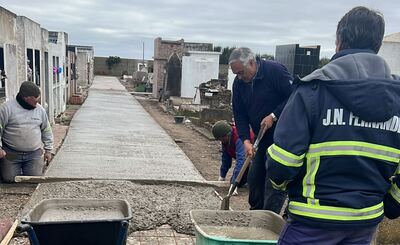 Necochea: Se ejecuta la renovación de las veredas y puesta en valor del cementerio de Juan N. Fernández
