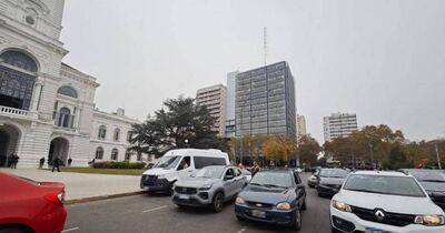 La Plata: Remiseros se manifestaron para exigir el control de las aplicaciones de transporte y otros reclamos