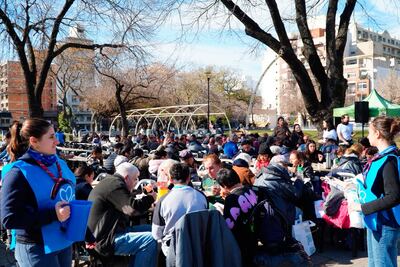 La Plata: Entrega de kits, postas de salud, duchas móviles y alimentación para personas en situación de calle