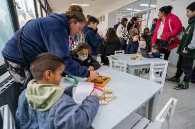 Olavarría: Entrega de mobiliario y juegos para el sector de Pediatría del Hospital Municipal