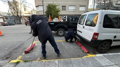 Mar del Plata: Retiran demarcaciones y reservas de estacionamiento no autorizadas en la vía pública
