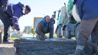 Necochea: Trabajos de hormigón para reparar calles dañadas y mejorar las rampas de la bicisenda de la 75