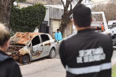 La Plata: Continúa la remoción de vehículos abandonados con operativos en Los Hornos y el casco urbano