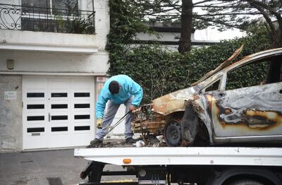 La Plata: El Municipio retiró autos abandonados de Los Hornos y Lisandro Olmos