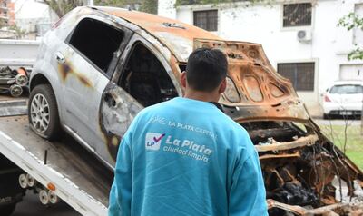 La Plata: La Municipalidad retiró autos abandonados de Villa Elvira, Villa Castells, Los Hornos y Ruta 36