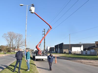 Berisso: Instalan nuevas luminarias LED sobre Ruta 11 y Avenida 122