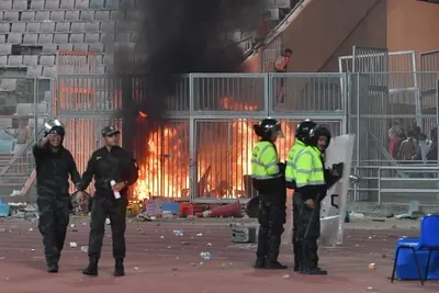 Locura en la tribuna: incendio y un hincha ¡con una motosierra!