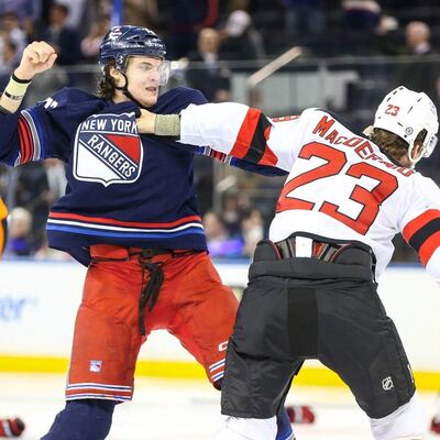 Hockey sobre hielo: Diez jugadores a las piñas por una cuenta pendiente