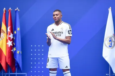 Le hackearon las redes sociales a Mbappé: insultos a Messi, a Israel y al Tottenham