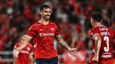 Independiente volvió al triunfo con una goleada ante un deslucido Vélez y trepó a la cima