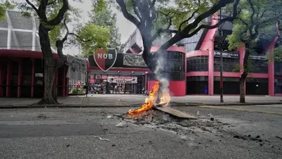 Newell‘s: los hinchas permanecen tomando el club a la espera de la renuncia de Astore