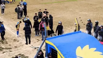 Fútbol Argentino: brutal agresión contra Luis Ventura mientras dirigía al Victoriano Arenas