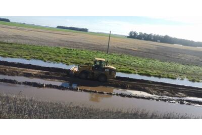 Necochea: Intensificaron los trabajos de mantenimiento de canales en el sector rural