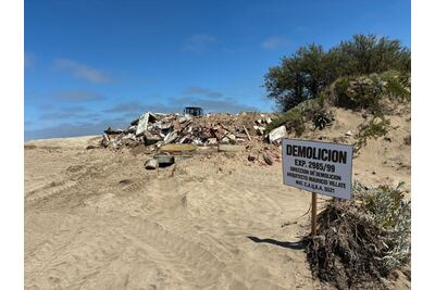 Villa Gesell:  Avanza la demolición de una construcción en desuso en la playa norte