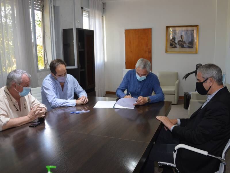 Cagliardi y Ferraresi firmaron un convenio en el marco del PROMEBA