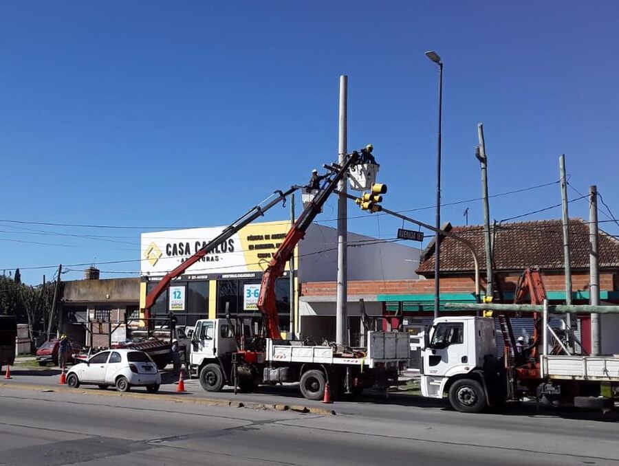 EDELAP coloca nuevas columnas de hormigón en los tendidos troncales