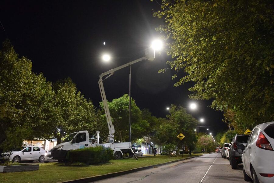El Municipio encara la instalación de 10 mil nuevas luminarias LED en barrios platenses