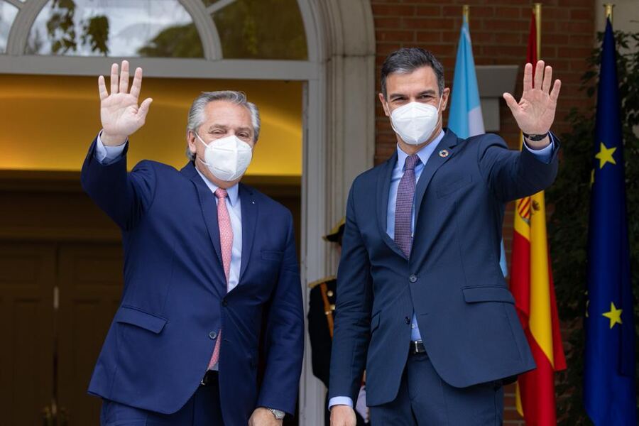 Fernández se reunió con el Rey de España y Pedro Sánchez, quienes lo apoyaron en sus negociaciones con el FMI