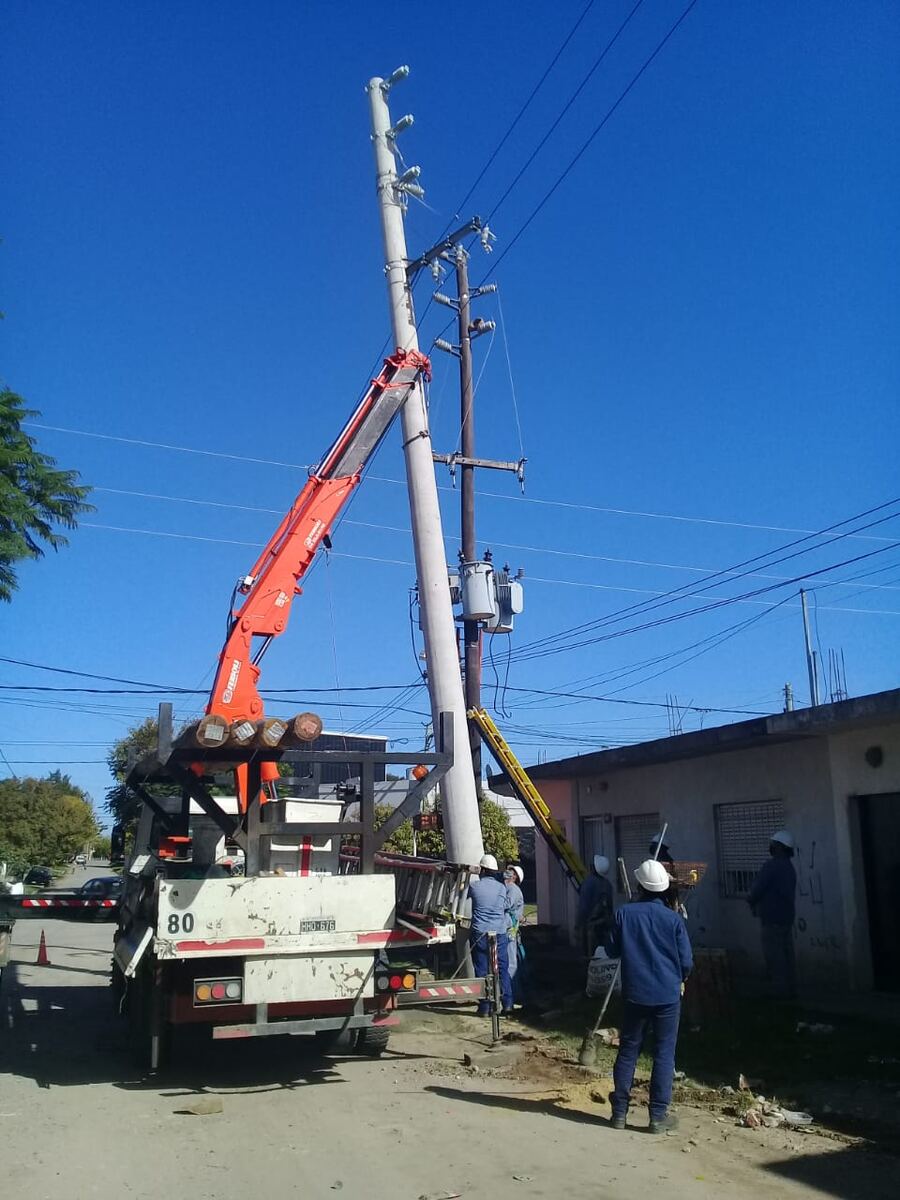 La Plata: colocan nuevas columnas de hormigón en los tendidos eléctricos troncales