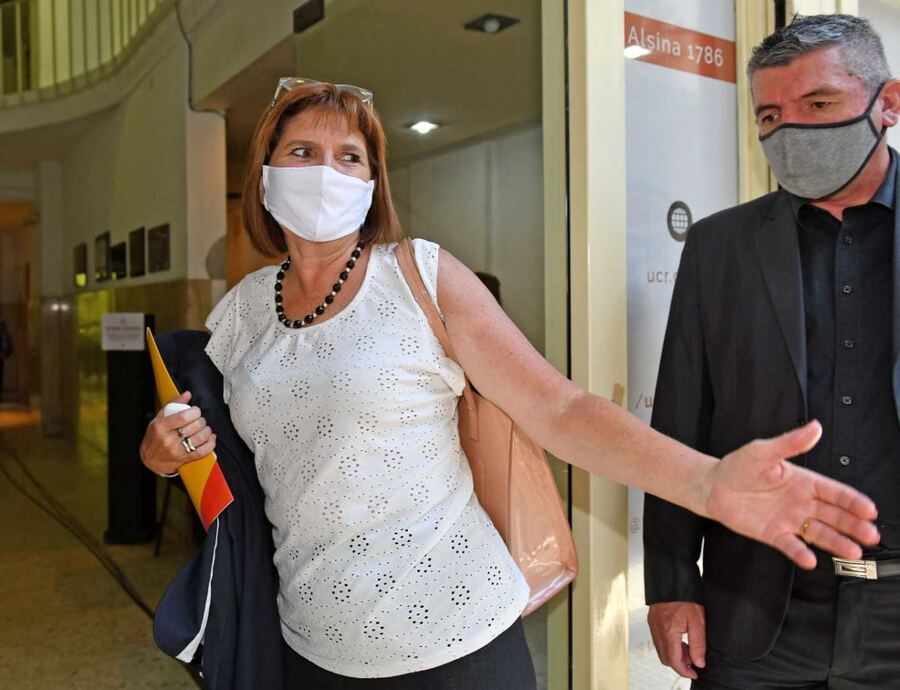 Bullrich afirmó que el Gobierno quiere mostrar el arribo de vacunas como "un gesto heroico" tras haber hecho "todo mal"