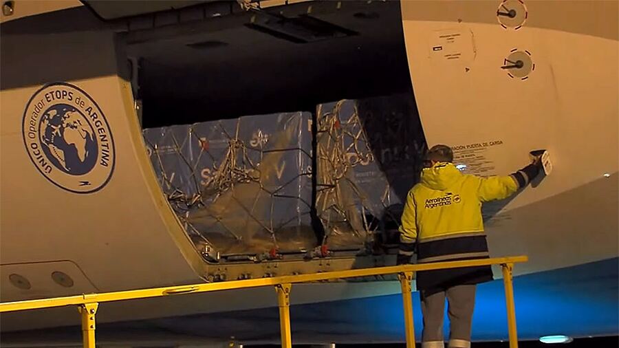 Llegó un nuevo vuelo con 500 mil dosis de vacunas Sputnik V