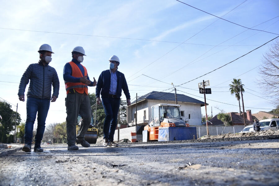 La Plata: El Municipio ejecuta una obra de asfalto sobre la calle 462 de City Bell