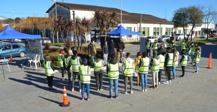 Azul: Jóvenes voluntarios en acciones de abordaje territorial