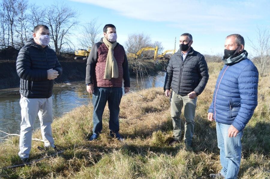 Trabajos de dragado del arroyo desde Parish a Azul