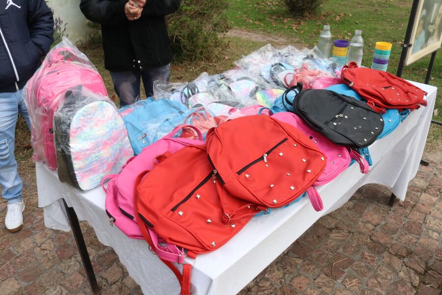 Romero: Prisioneros elaboraron y donaron mochilas