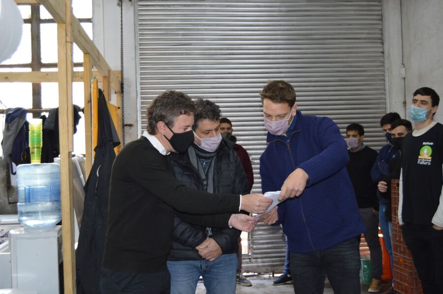 Martelli y Arias visitaron una cooperativa platense que logró sobreponerse a la crisis generada por la pandemia