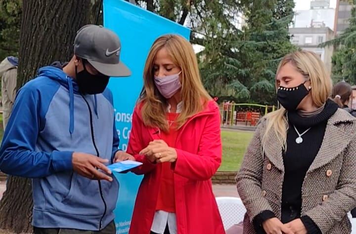 Tolosa Paz entregó certificado de pre-inscripción a personas indocumentadas